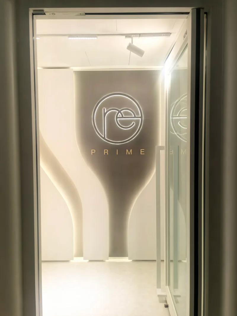 发光的PRIME品牌门厅