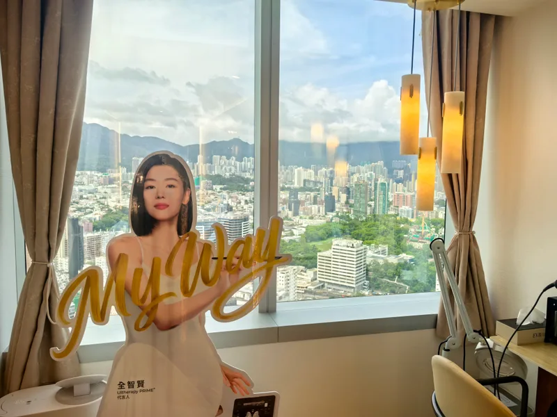 女性手持发光字母