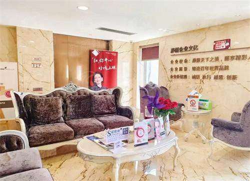 鞍山燕丽美容医院假体隆胸效果怎么样？案例分析给你答案！-24小时新颜智尚小程序预约资讯配图